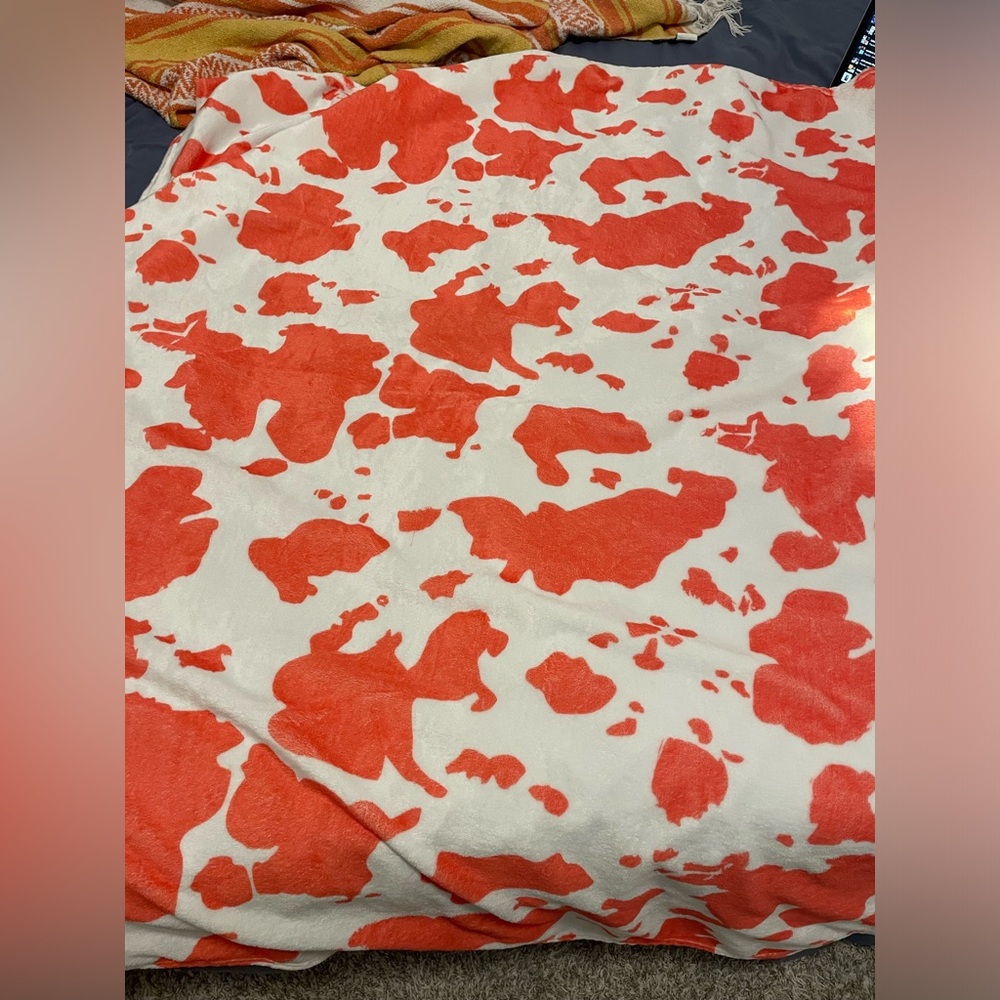 pink and white cow print blanket🎀